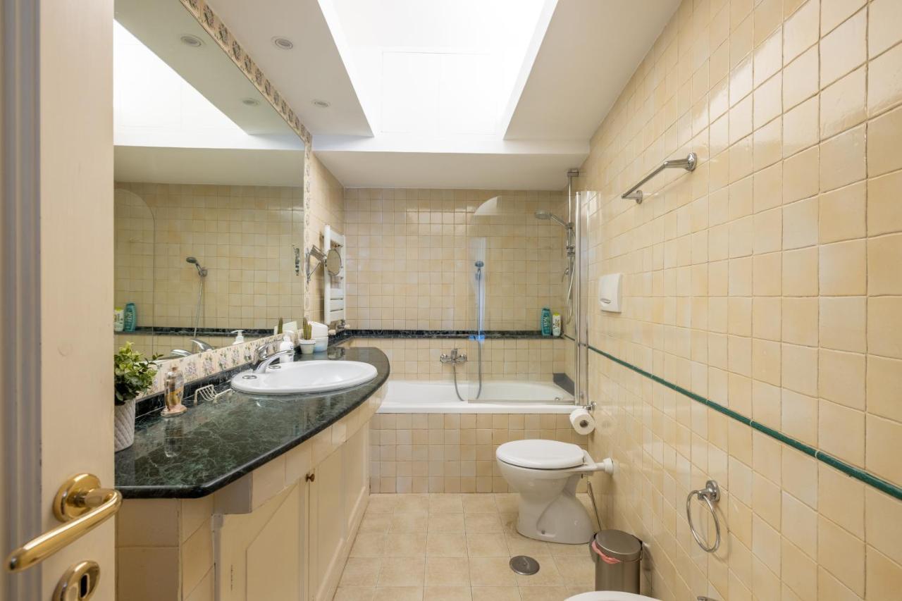 Charming Apartment With Patio A Few Steps From Colosseum Ngoại thất bức ảnh